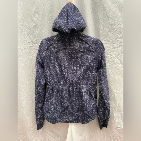 Lululemon size 6 zip up hooded jacket blue/white in excellent condition - Picture 11 of 14